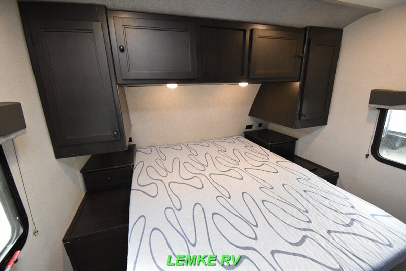 2021 Highland Ridge Mesa Ridge S-Lite 241BH   - Photo 17 - Rocklin, CA 95677