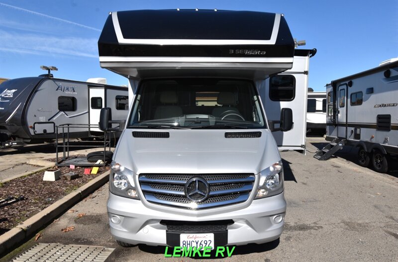 2019 Dynamax Isata 3 Series 24FW   - Photo 32 - Rocklin, CA 95677