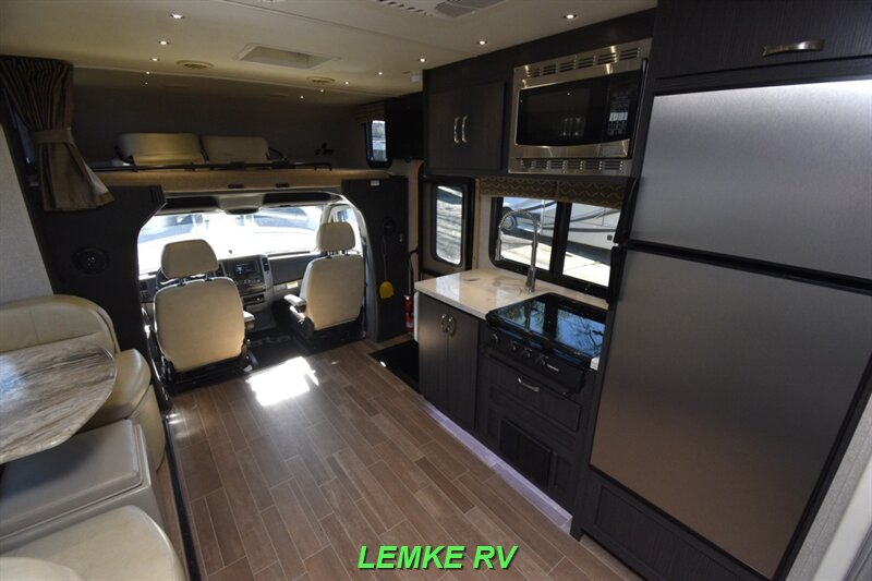 2019 Dynamax Isata 3 Series 24FW   - Photo 18 - Rocklin, CA 95677