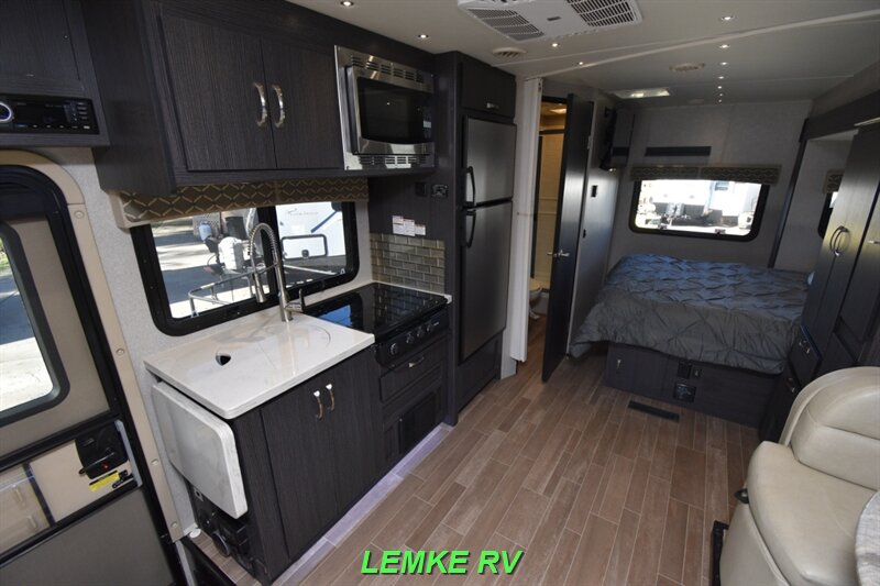 2019 Dynamax Isata 3 Series 24FW   - Photo 13 - Rocklin, CA 95677