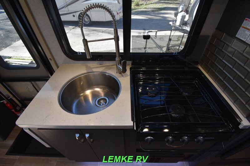 2019 Dynamax Isata 3 Series 24FW   - Photo 29 - Rocklin, CA 95677