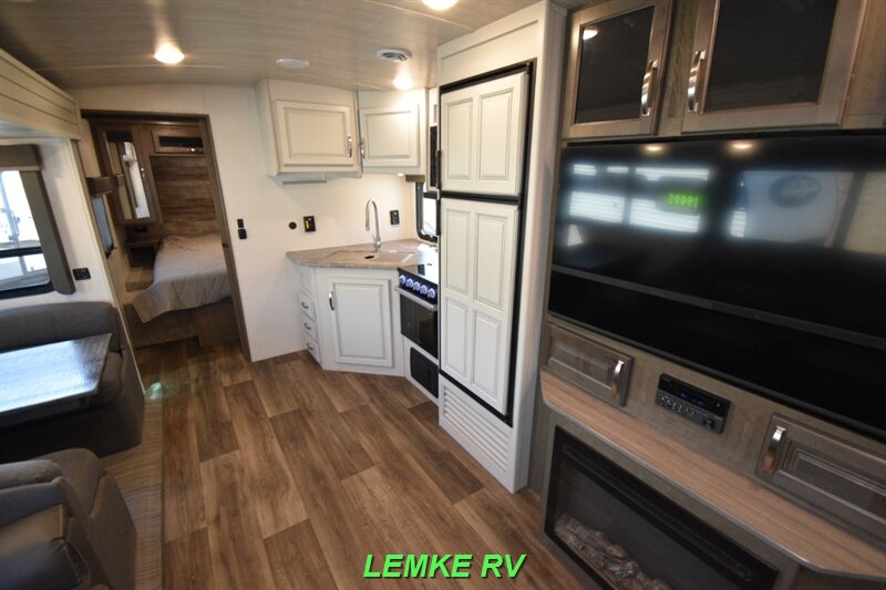 2023 Keystone Cougar Half-Ton 26RBSWE   - Photo 14 - Rocklin, CA 95677