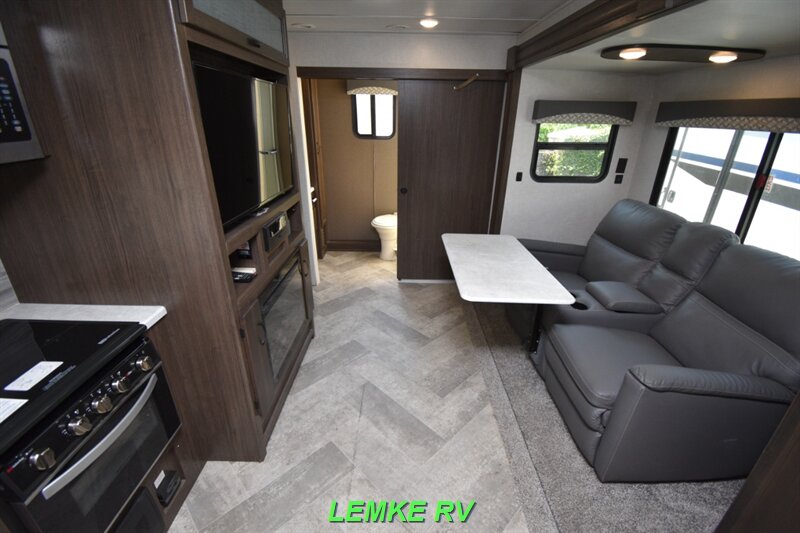 2020 Winnebago Voyage 2427RB   - Photo 2 - Rocklin, CA 95677