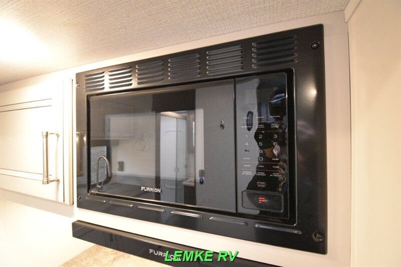 2024 Keystone Cougar Half-Ton 22MLSWE   - Photo 23 - Rocklin, CA 95677