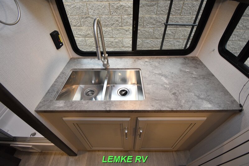 2024 Keystone Cougar Half-Ton 22MLSWE   - Photo 14 - Rocklin, CA 95677