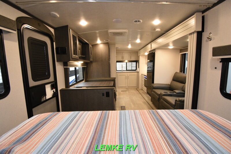 2024 Keystone Cougar Half-Ton 22MLSWE   - Photo 19 - Rocklin, CA 95677