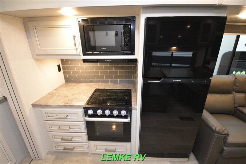 2024 Keystone Cougar Half-Ton 22MLSWE   - Photo 11 - Rocklin, CA 95677