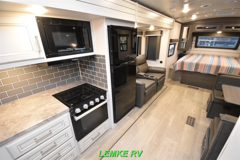 2024 Keystone Cougar Half-Ton 22MLSWE   - Photo 13 - Rocklin, CA 95677