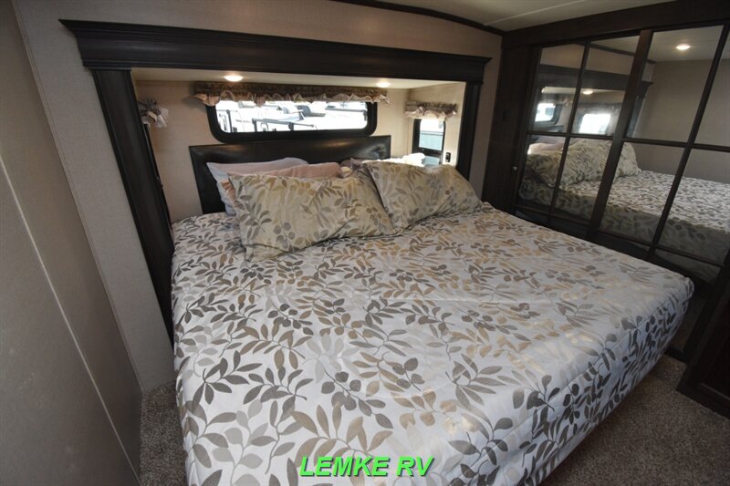 2020 Coachmen Brookstone 310RL   - Photo 16 - Rocklin, CA 95677