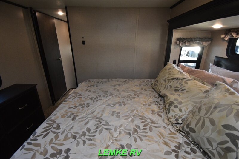 2020 Coachmen Brookstone 310RL   - Photo 17 - Rocklin, CA 95677