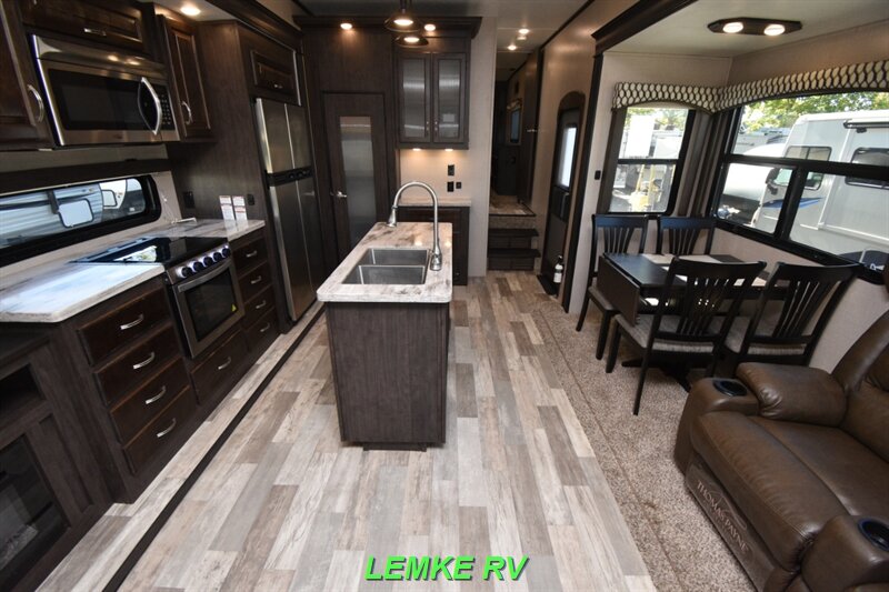 2020 Coachmen Brookstone 310RL   - Photo 5 - Rocklin, CA 95677