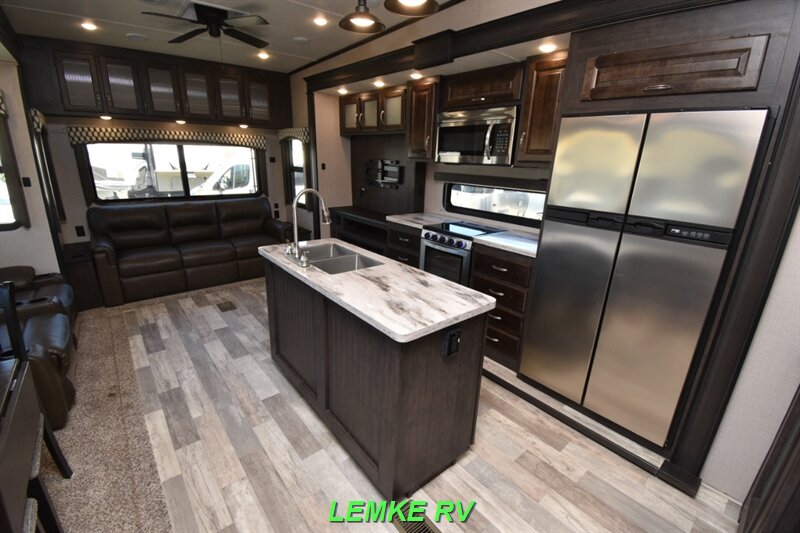 2020 Coachmen Brookstone 310RL   - Photo 8 - Rocklin, CA 95677