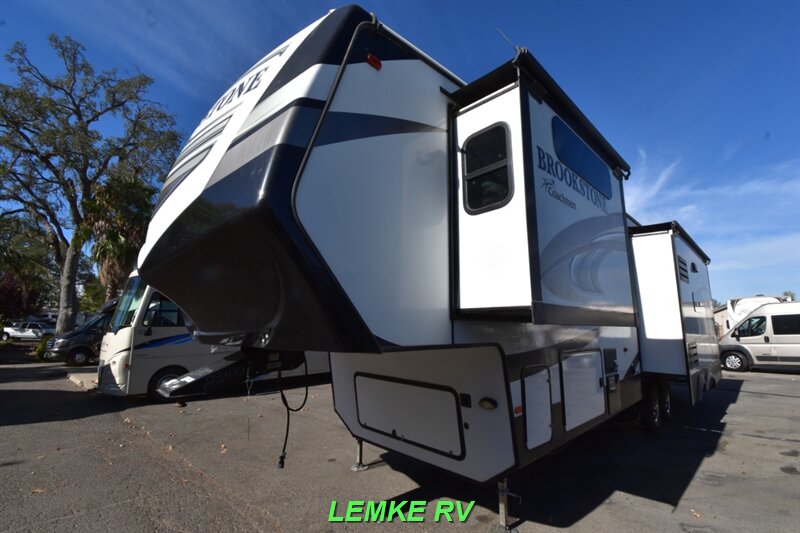 2020 Coachmen Brookstone 310RL   - Photo 6 - Rocklin, CA 95677