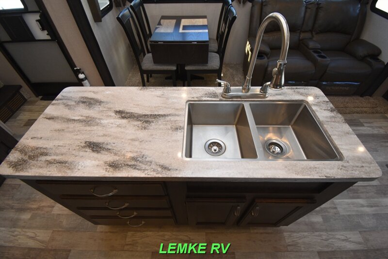 2020 Coachmen Brookstone 310RL   - Photo 14 - Rocklin, CA 95677