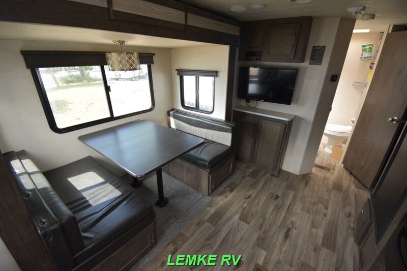 2018 Forest River Heritage Glen Hyper-Lyte 24RLSHL   - Photo 12 - Rocklin, CA 95677