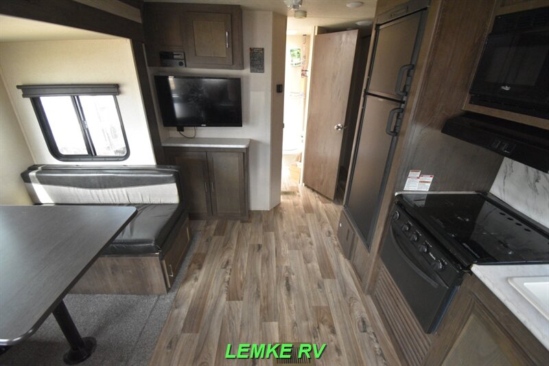 2018 Forest River Heritage Glen Hyper-Lyte 24RLSHL   - Photo 5 - Rocklin, CA 95677
