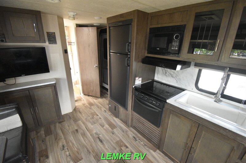 2018 Forest River Heritage Glen Hyper-Lyte 24RLSHL   - Photo 16 - Rocklin, CA 95677