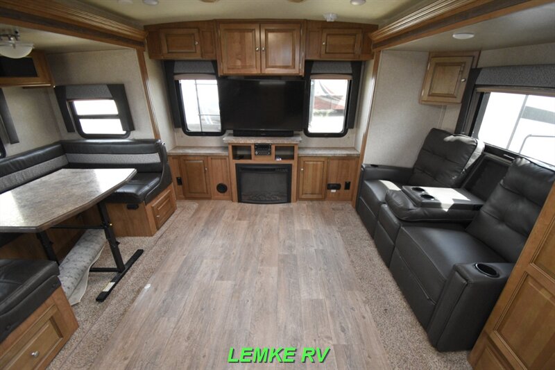 2018 Forest River Rockwood Ultra Lite 2703WS   - Photo 2 - Rocklin, CA 95677