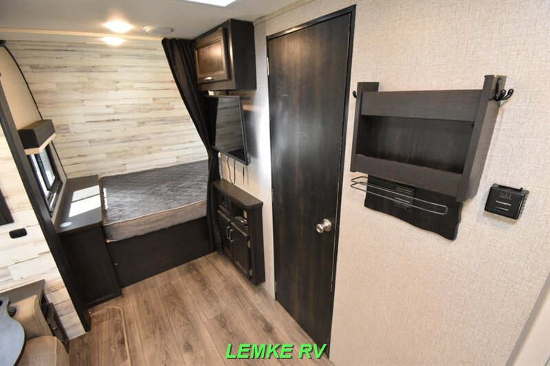 2021 Jayco Jay Feather 16RK   - Photo 12 - Rocklin, CA 95677
