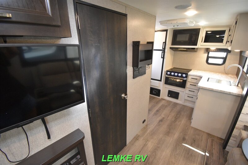 2021 Jayco Jay Feather 16RK   - Photo 13 - Rocklin, CA 95677