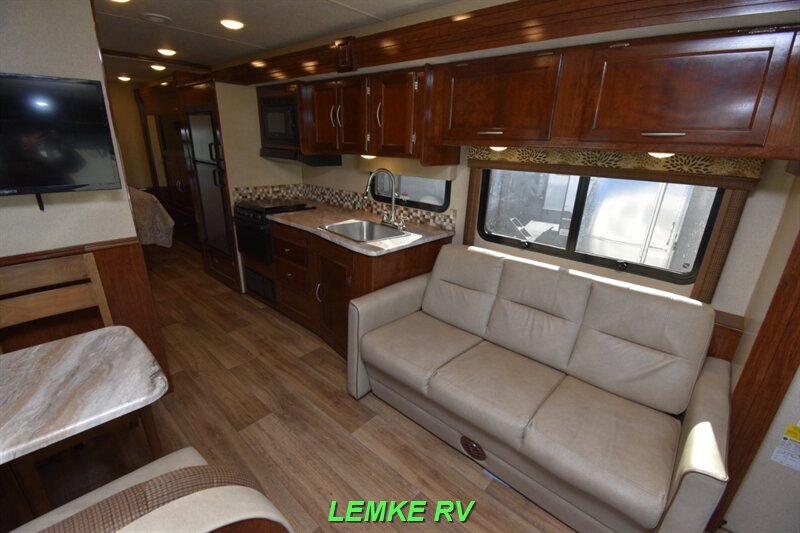 2018 Coachmen Pursuit Precision 29SS   - Photo 10 - Rocklin, CA 95677