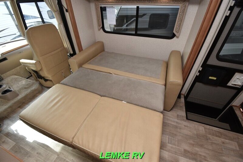 2018 Winnebago Vista 30T   - Photo 15 - Rocklin, CA 95677