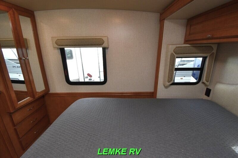 2018 Winnebago Vista 30T   - Photo 18 - Rocklin, CA 95677