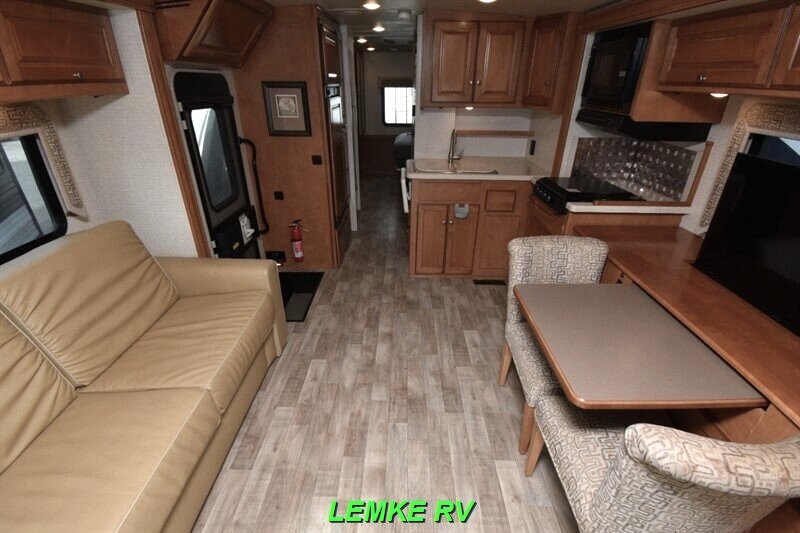 2018 Winnebago Vista 30T   - Photo 2 - Rocklin, CA 95677