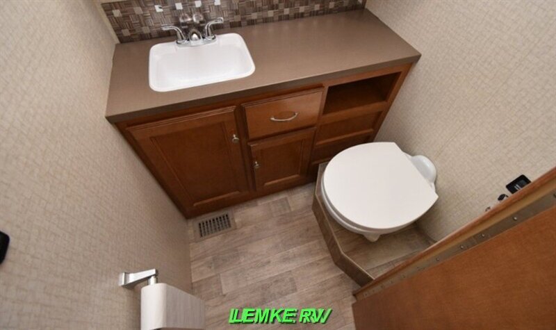 2018 Winnebago Vista 30T   - Photo 20 - Rocklin, CA 95677