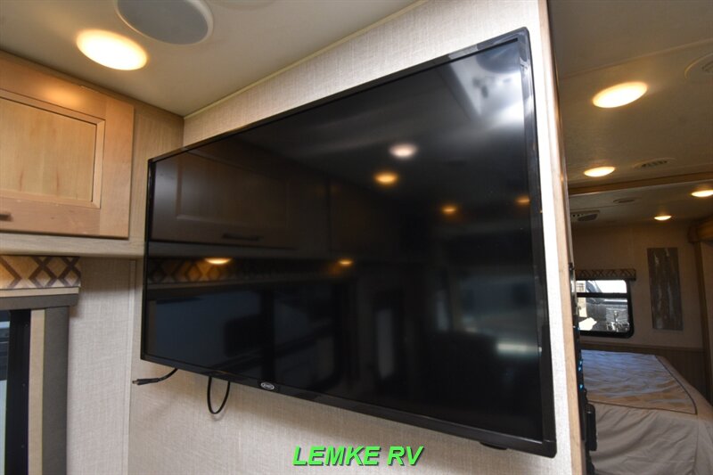 2019 Coachmen Mirada 29FW   - Photo 27 - Rocklin, CA 95677