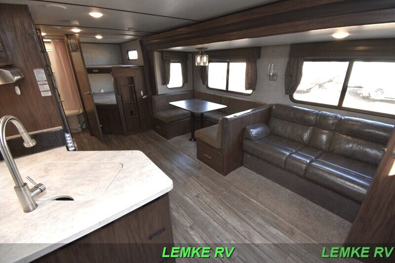 2019 Forest River Cherokee Alpha Wolf 26DBH-L   - Photo 11 - Rocklin, CA 95677