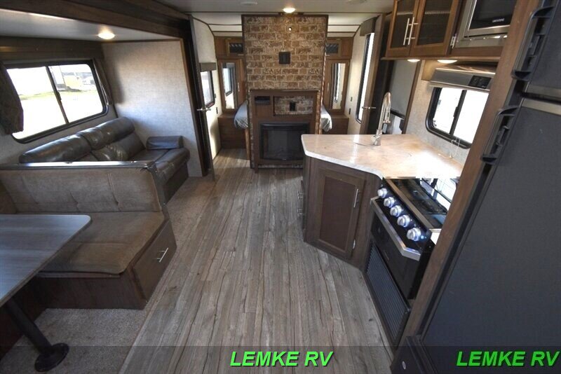 2019 Forest River Cherokee Alpha Wolf 26DBH-L   - Photo 5 - Rocklin, CA 95677