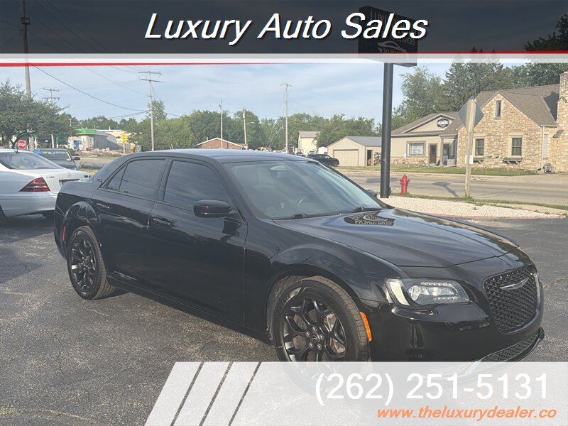 2020 Chrysler 300 Touring   - Photo 1 - Lannon, WI 53046