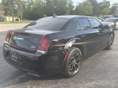 2020 Chrysler 300 Touring   - Photo 7 - Lannon, WI 53046