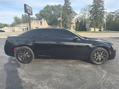 2020 Chrysler 300 Touring   - Photo 8 - Lannon, WI 53046