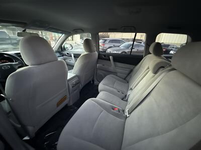 2013 Toyota Highlander 4WD V6   - Photo 9 - Lannon, WI 53046