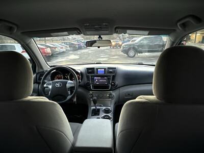 2013 Toyota Highlander 4WD V6   - Photo 13 - Lannon, WI 53046