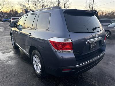 2013 Toyota Highlander 4WD V6   - Photo 4 - Lannon, WI 53046