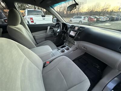 2013 Toyota Highlander 4WD V6   - Photo 12 - Lannon, WI 53046