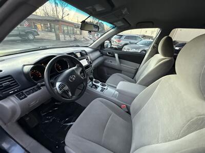 2013 Toyota Highlander 4WD V6   - Photo 8 - Lannon, WI 53046