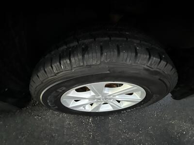 2013 Toyota Highlander 4WD V6   - Photo 20 - Lannon, WI 53046