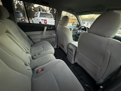 2013 Toyota Highlander 4WD V6   - Photo 11 - Lannon, WI 53046