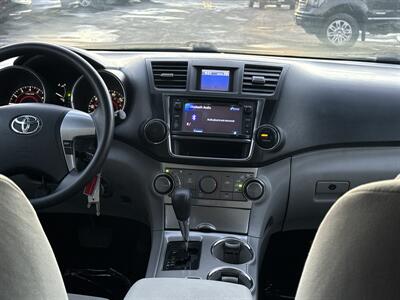 2013 Toyota Highlander 4WD V6   - Photo 14 - Lannon, WI 53046