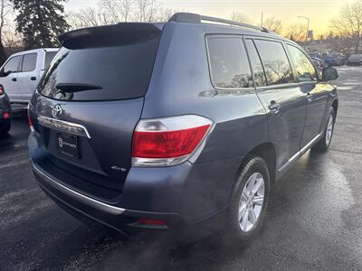 2013 Toyota Highlander 4WD V6   - Photo 6 - Lannon, WI 53046