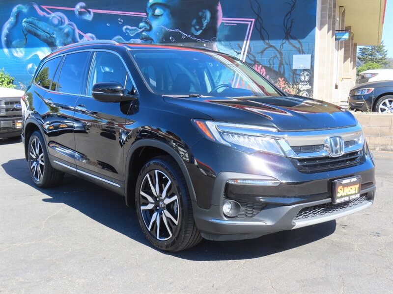 2021 Honda Pilot Touring w/Rear Captain's Chairs  