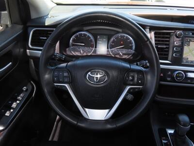 2017 Toyota Highlander XLE   - Photo 8 - Santa Cruz, CA 95062