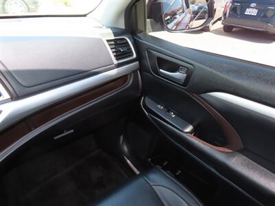 2017 Toyota Highlander XLE   - Photo 25 - Santa Cruz, CA 95062