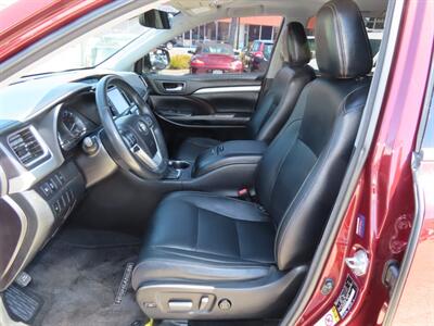 2017 Toyota Highlander XLE   - Photo 6 - Santa Cruz, CA 95062