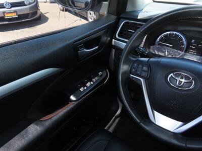 2017 Toyota Highlander XLE   - Photo 11 - Santa Cruz, CA 95062