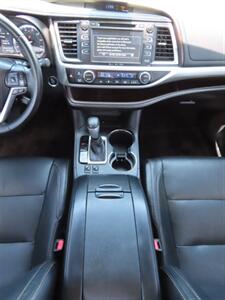 2017 Toyota Highlander XLE   - Photo 20 - Santa Cruz, CA 95062
